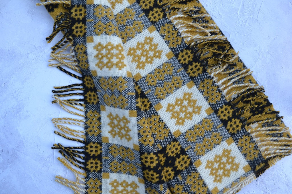 Welsh blankets in pure new wool. Fully reversible and finished with a purled fringe