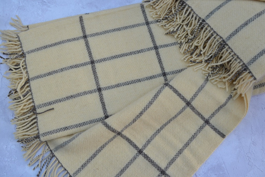 Welsh blankets - Beca with rectangular windowpane check