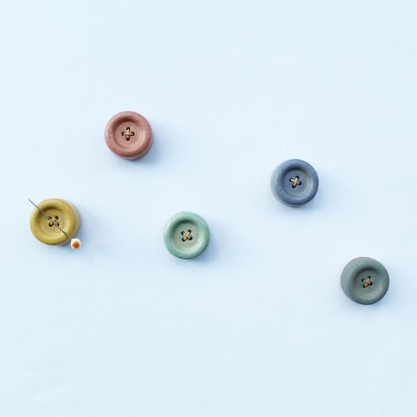 Cohana - Shigaraki Ware Button Magnet - The magnets are in the buttons, so you can use it as a pin or needle cushion. Each button is 2.5cm in diameter and comes presented in a lovely gift box. Available in green, yellow, dark grey, pink and blue.