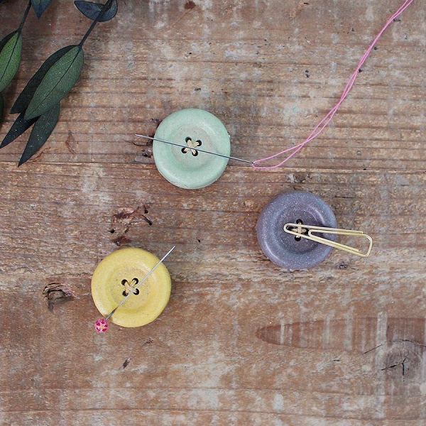 Cohana - Shigaraki Ware Button Magnet - The magnets are in the buttons, so you can use it as a pin or needle cushion. Each button is 2.5cm in diameter and comes presented in a lovely gift box. Available in green, yellow, dark grey, pink and blue