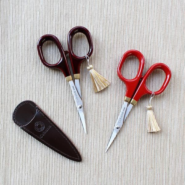 Cohana - Laquer Scissors - Small scissors, decorated with lacquer that give off a smooth lustre. The reservoir coating is a vermillion-coloured lacquer with transparent lacquer overlaid, and features a clear lustre and depth.